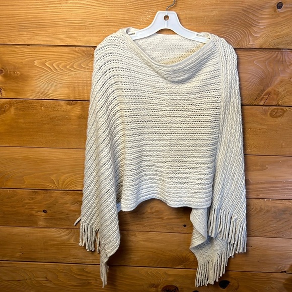 Knitted women’s  beige poncho sweater one size fringe acrylic soft lightweight - Picture 1 of 7